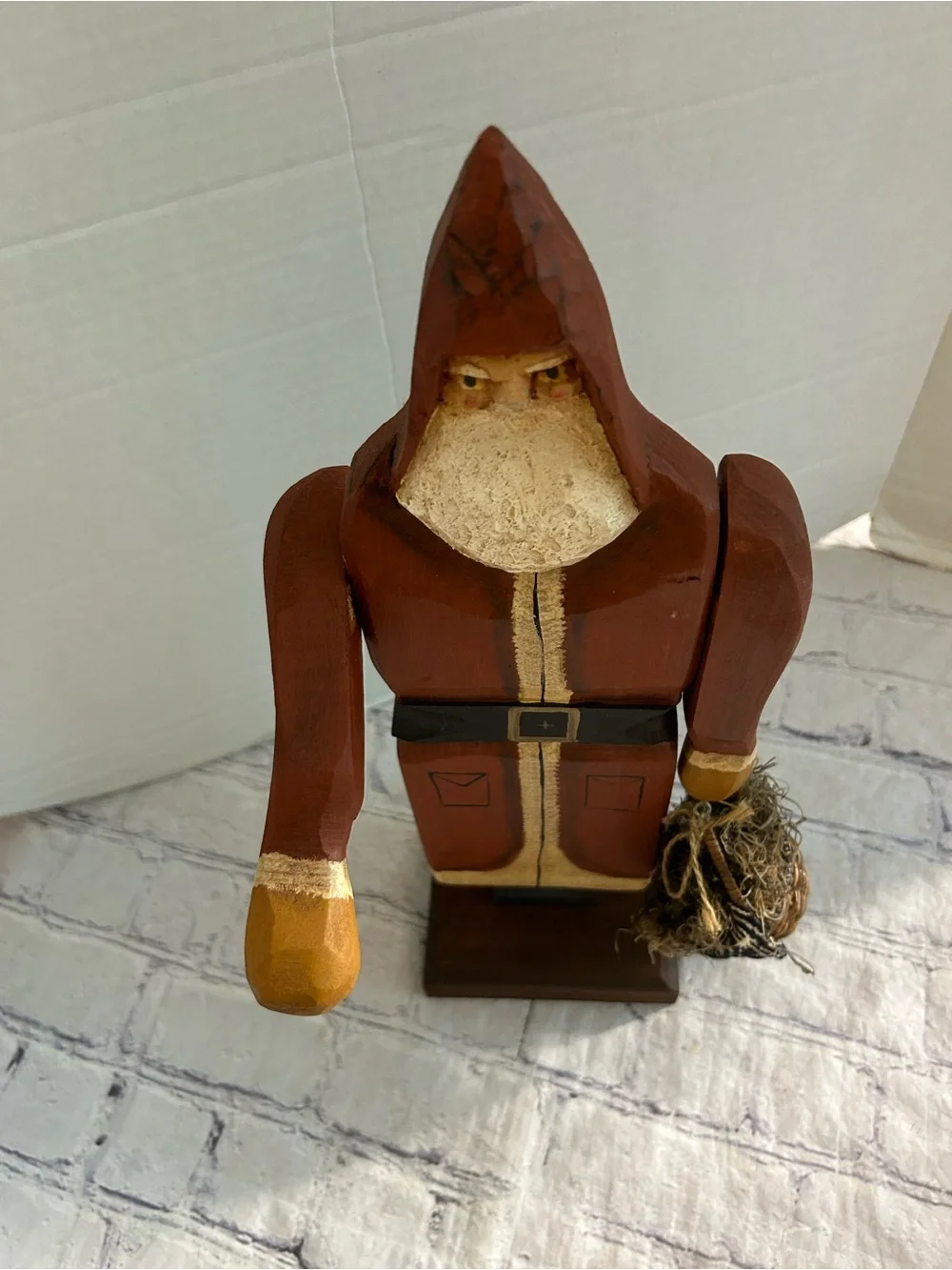 VINTAGE TABLETOP TALL PRIMITIVE WOOD HAND PAINTED SANTA CLAUS FORK ART ON BASE